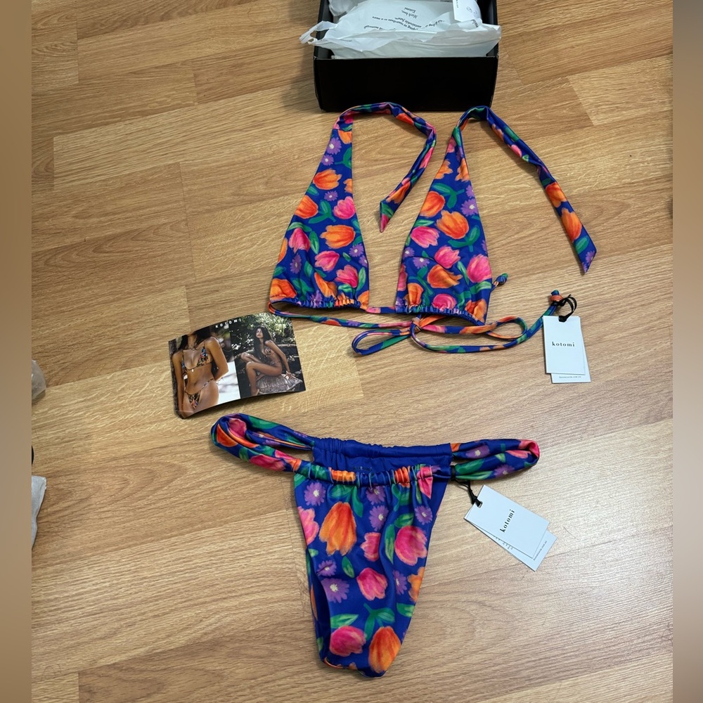 Kotomi Floral Bikini Swimsuit: NWT: size small!
